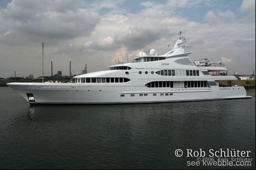 Immens luxe jacht genaamd Samar, met helicopter achterop verlaat IJmuiden.